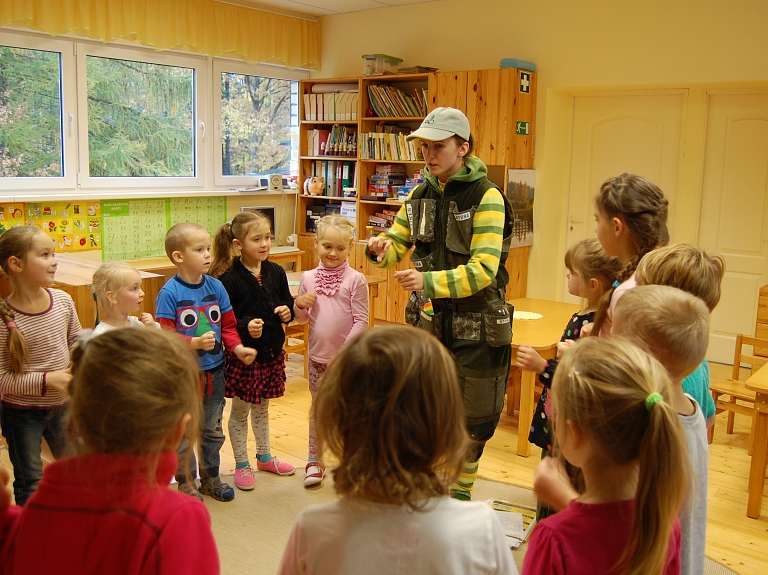 ZAAO Zaļais cilvēciņš nodod zināšanas PII "Mežmaliņa"

