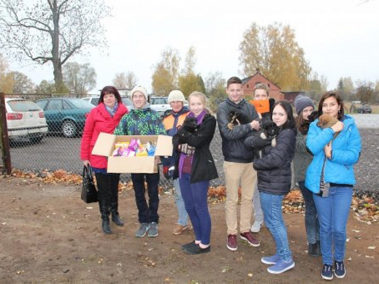 Naukšēnu novada vidusskolas skolēnu parlamenta rīkotā palīdzības akcija gūst lielu atbalstu

