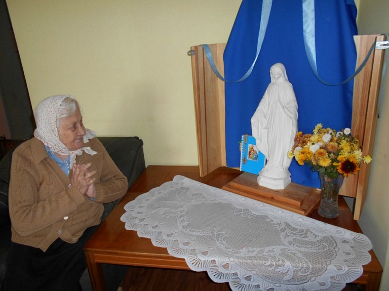 Viļakas sociālās aprūpes centrā "ieceļo" Dievmātes skulptūra 