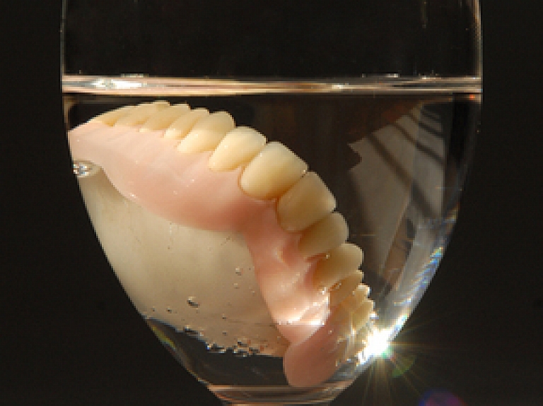 Rīgas sabiedriskajā transportā pasažieris aizmirst zobu protēzi

