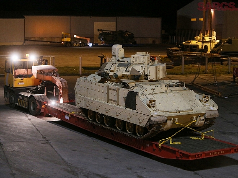 Latvijā nogādā 17 ASV tankus un bruņutransportierus

