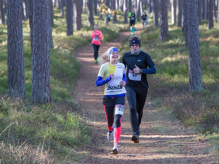 Bulduru pludmalē norisinājās taku skrējiens "xTrail Jūrmala"

