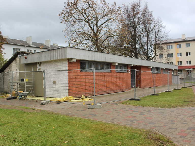 Atjauno bijušo sabiedriskās tualetes ēku Valmieras pilsētas centrā

