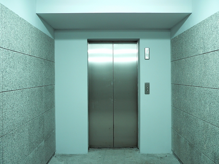 Priekulē cilvēki iesprūst liftā, palīdzību sniedz ugunsdzēsēji

