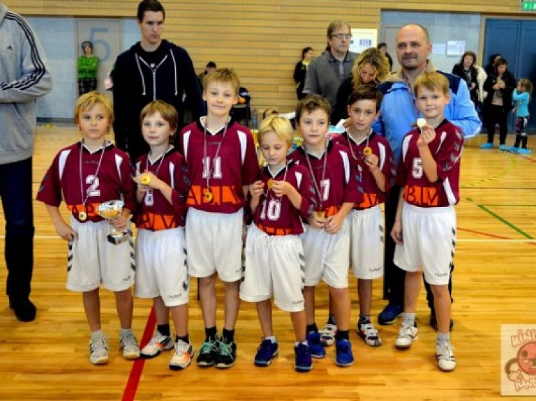 Jūrmalnieki uzvar mini handbola turnīrā

