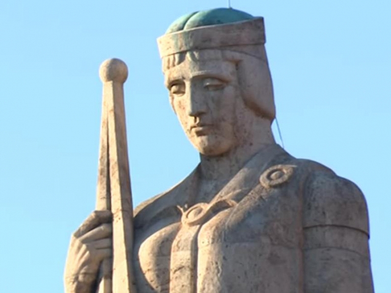 Rīgā atzīmē brāļu kapu simtgadi

