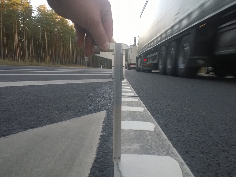 Izmēģinājuma projekts uz Tallinas šosejas: ar ribjoslām uzlabos satiksmes drošību

