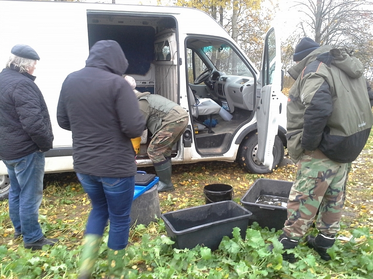 Križutu ezerā papildina zivju resursus

