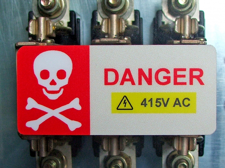 Rīgas reģionā mazs zēns pieskaras atsegtam elektrības vadam un gūst elektrotraumu

