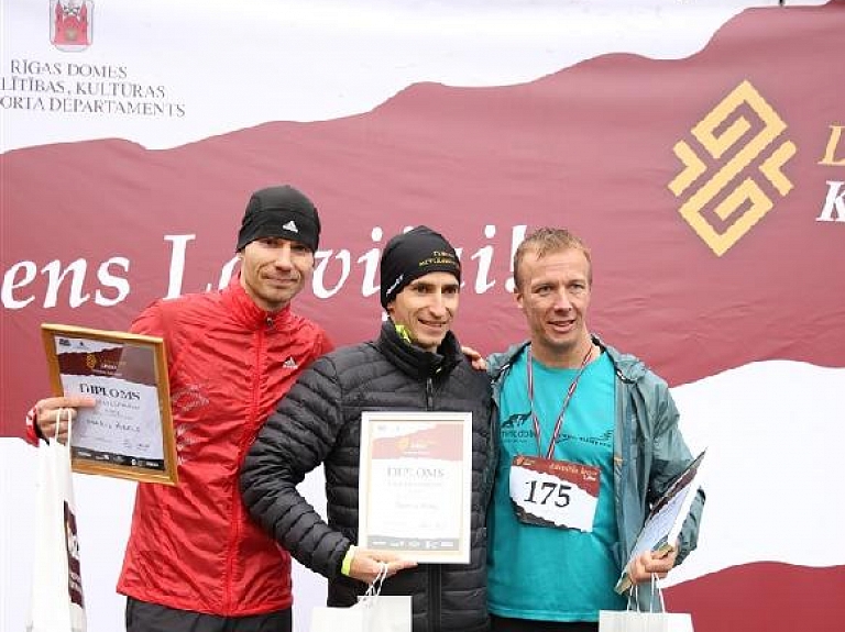 Jānis Kūms uzvar patriotiskajā skrējienā "Lāčplēšu kross"

