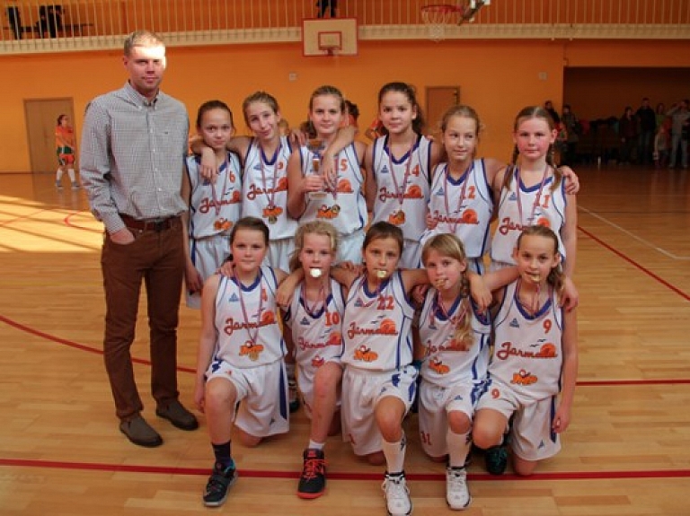 Mazās jūrmalnieces izcīna 1.vietu starptautiskā basketbola turnīrā