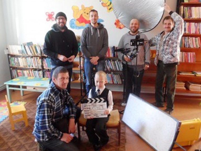 Rihards Gucāns nolasījis apsveikumu Latvijai

