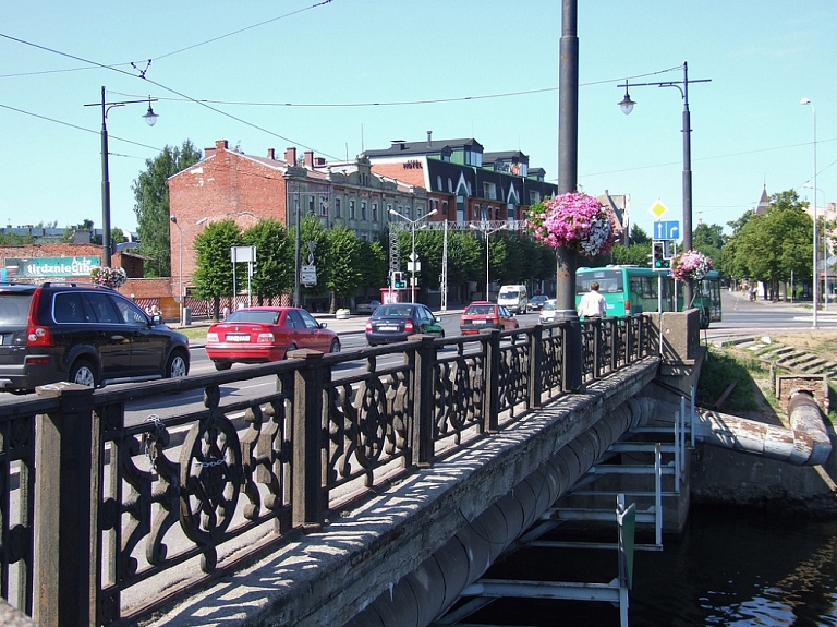Uzposīs krastmalu līdzās Liepājas Tramvaja tiltam


