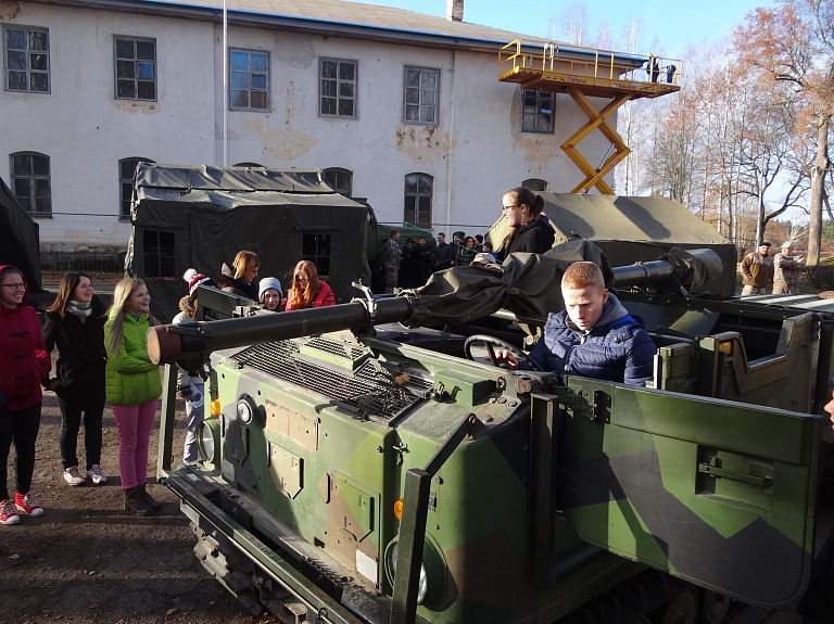 Skolēni Valmierā iepazīst militāro bāzi "Kaugurmuiža"


