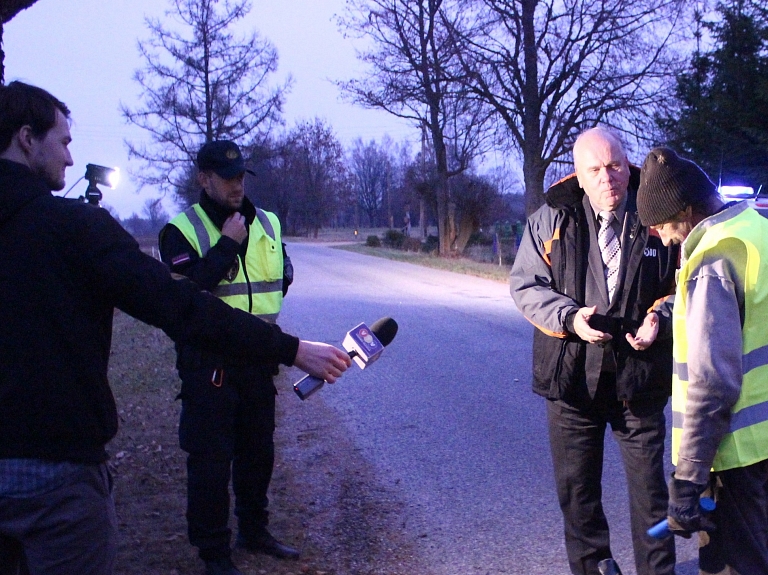 Valmieras CSDD aicina "tumšos gājējus" rūpēties par drošību 

