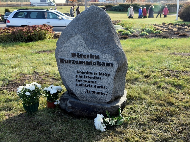 Atklāts piemiņas akmens "VTU Valmiera" ilggadējam direktoram Pēterim Kurzemniekam

