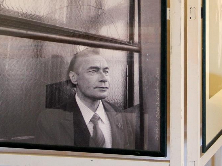 Carnikavā apskatāma dzejnieka O.Vācieša portretu izstāde

