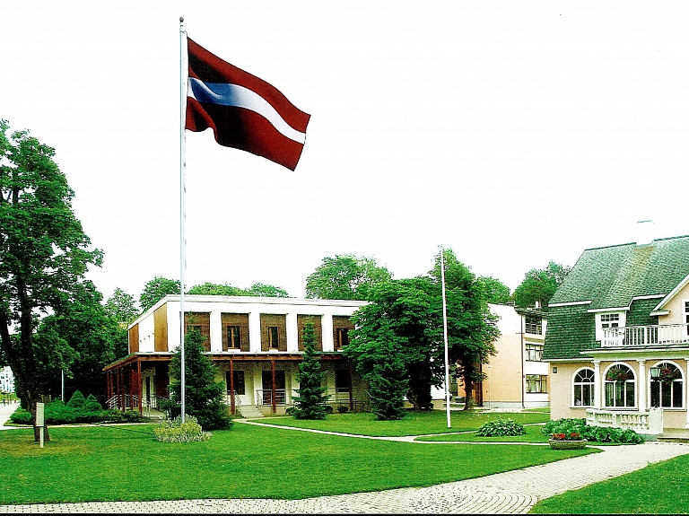 Virs Ogres plīvos liels Latvijas karogs

