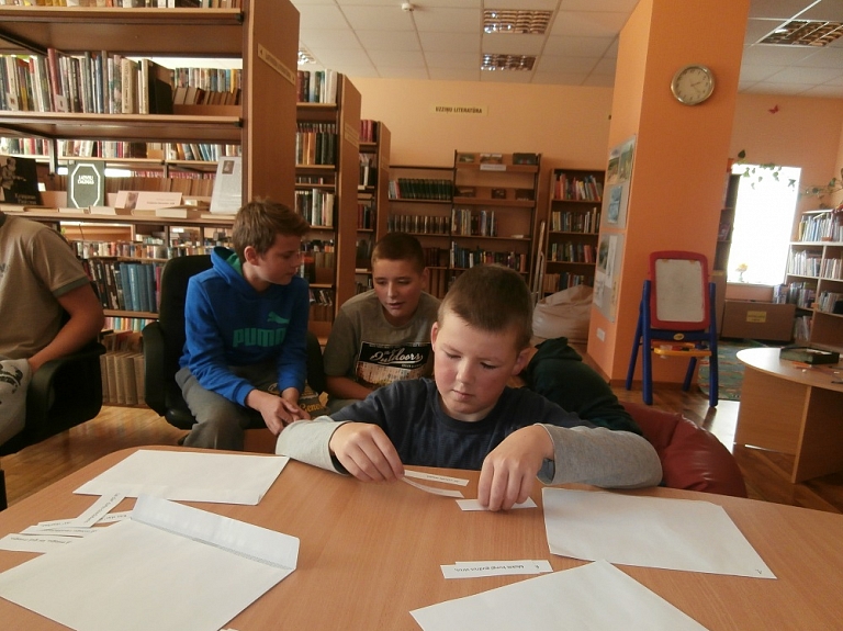 Pociema mazpulcēni pieskandina vietējo bibliotēku ar latvju dainām

