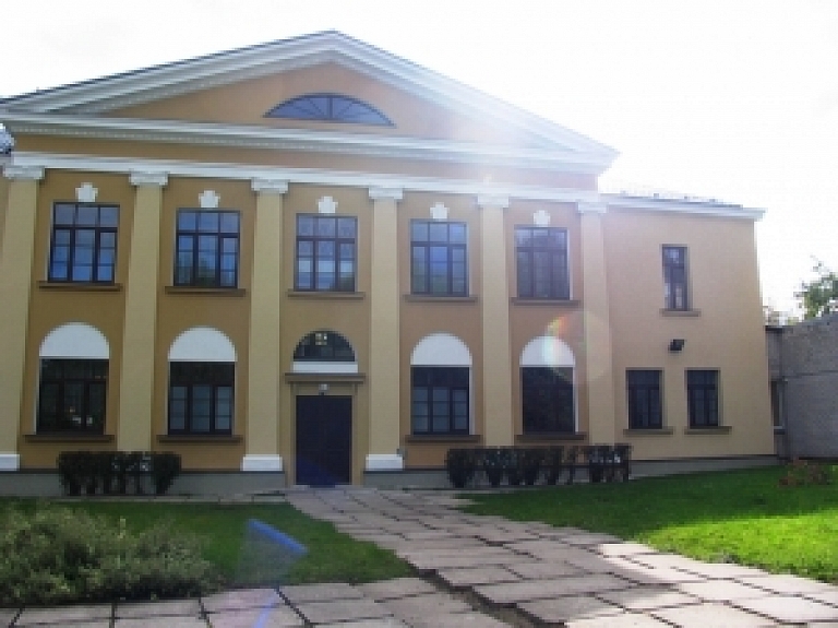 Jelgavas 2.internātpamatskolas sporta zāles pamatos iemūrēs vēstījuma kapsulu

