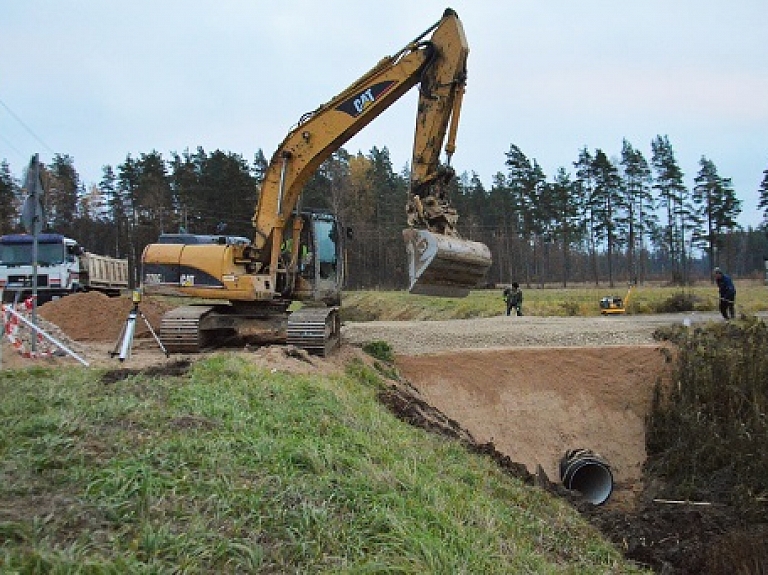 Atjaunota satiksmes plūsma uz Ataru ceļa pēc caurtekas pārbūves darbiem

