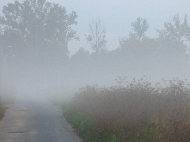 Balvu apkaimē braukšanu apgrūtina bieza migla