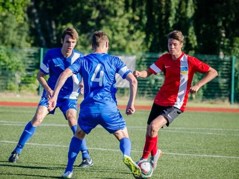 
Smiltenē
gada pēdējā spēlē viesojas 1.līgas čempione "Caramba/
Dinamo"