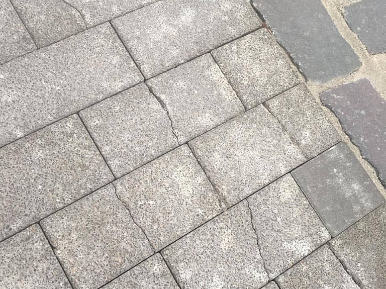 Kr.Barona ielas jaunais bruģis plaisā, būvniekiem tas būšot jālabo par saviem līdzekļiem