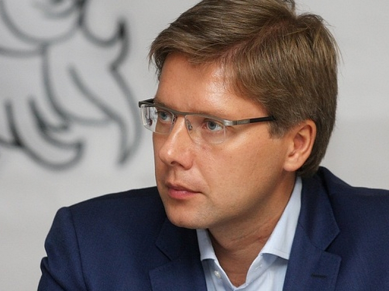 Ušakovs drošības apsvērumu dēļ nevēlētos monumentālo karogu izvietot uz AB dambja

