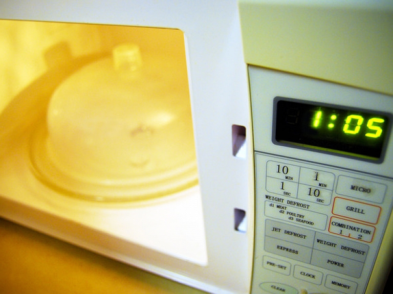 Sprāgstot mikroviļnu krāsnij, Jūrmalā cietis vīrietis

