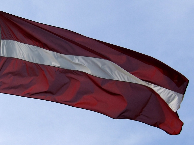 Virs Ogres plīvos lielizmēra Latvijas karogs

