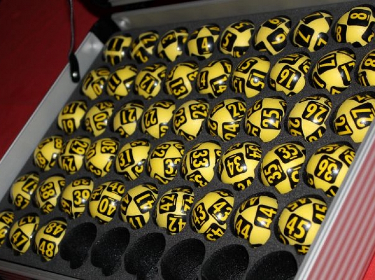 Alūksniete "SuperBingo" papildspēlē "Super 3" laimē 7600 eiro un "Statoil" karti
