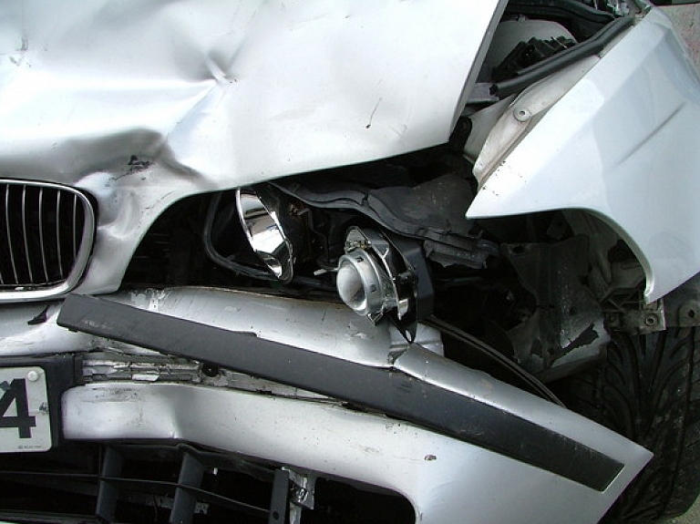 Šoferis savu spēkratu iestūrē Vējupē