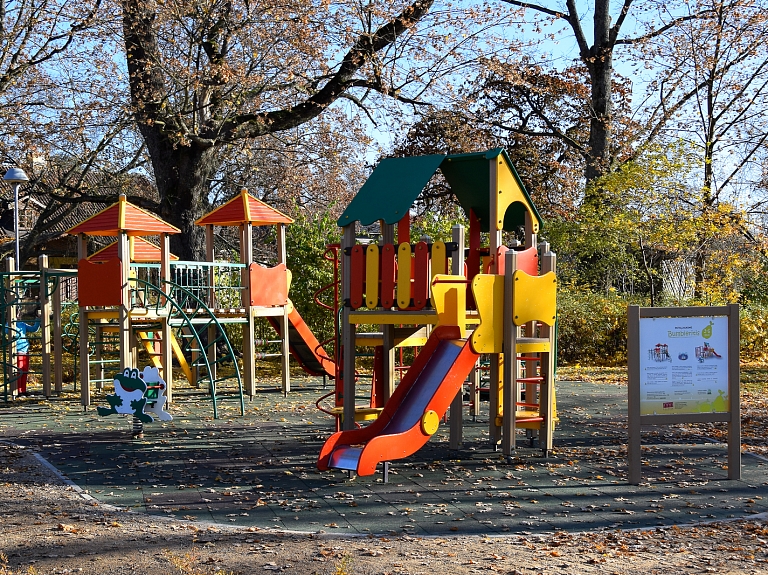 Kuldīgas estrādes parkā izveidots jauns rotaļu laukums

