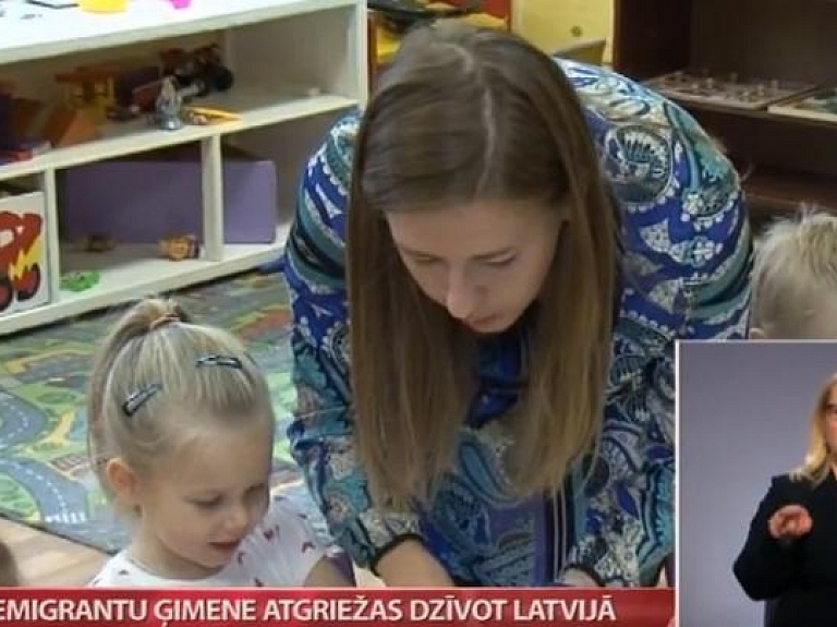 Emigrantu ģimene atgriežas dzīvot Latvijā

