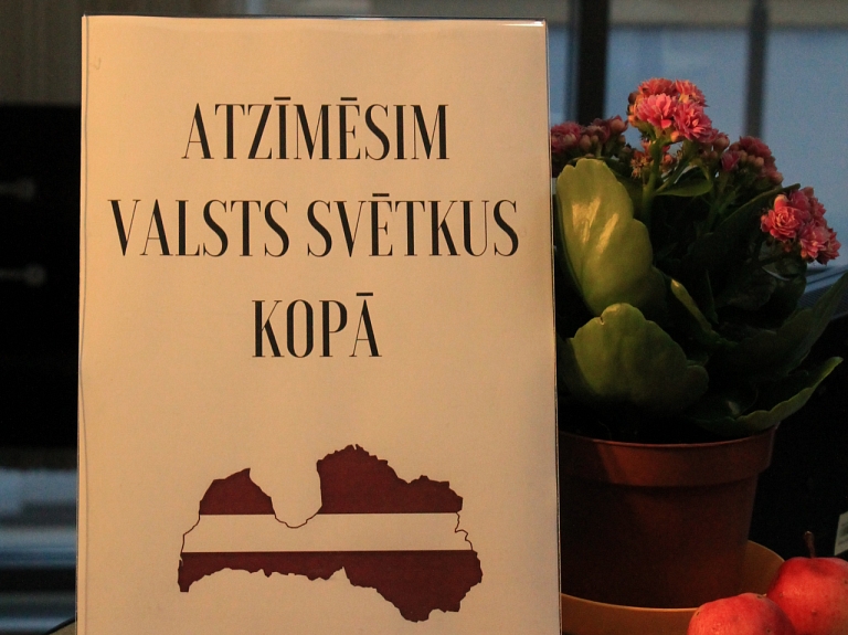 Sarkanbaltsarkanās lentītes var saņemt Ogres muzejā un Ogres Tūrisma centrā

