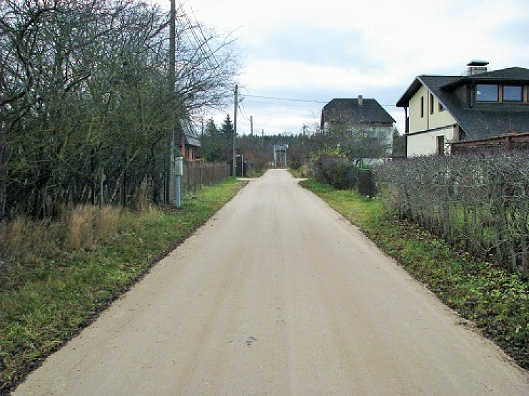 Upmalās atjaunota grants ceļu seguma virskārta

