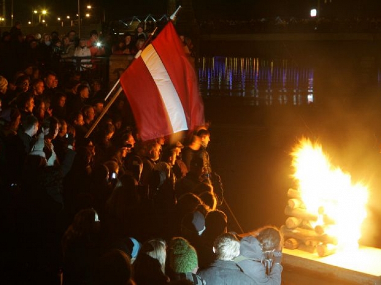 Godinot Brīvības cīņās kritušos Latvijas karavīrus, tiek svinēta Lāčplēša diena

