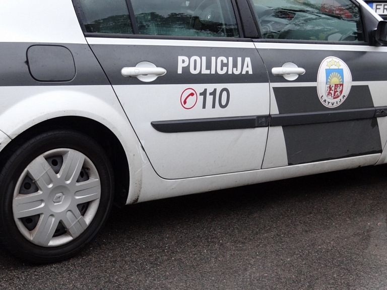 Jelgavā autovadītājs, braucot atpakaļgaitā, notriec gājēju