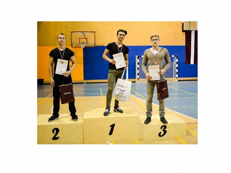 Aizvadīta Siguldas Kausa izcīņa svaru stieņa spiešanā guļus

