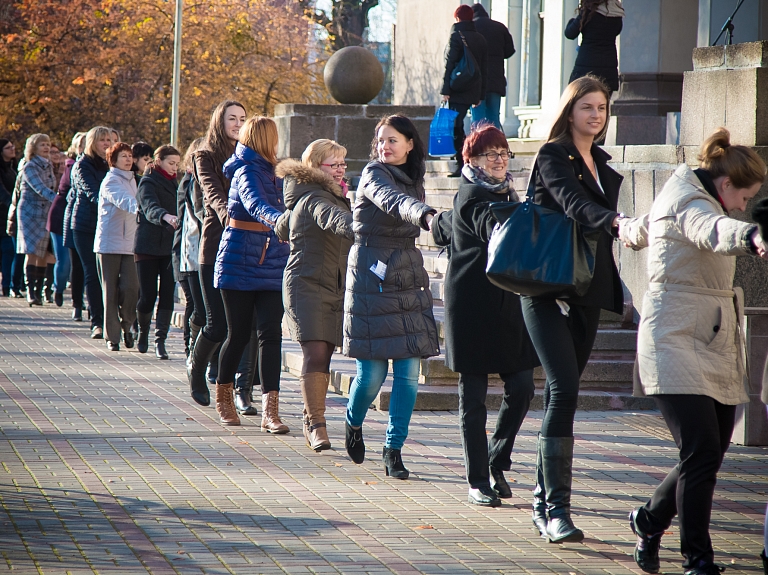 Par godu Lāčplēša dienai studenti samīļo Liepājas Universitāti

