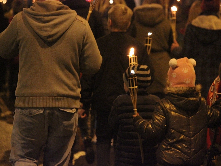 Daugavpilī Lāčplēša dienas lāpu gājienā piedalās tūkstošiem cilvēku

