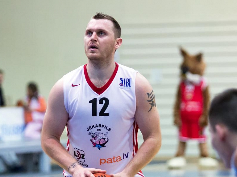 Sirsniņam seši tālmetieni, un "lūšiem" uzvara pār "Jūrmala/Fēnikss"