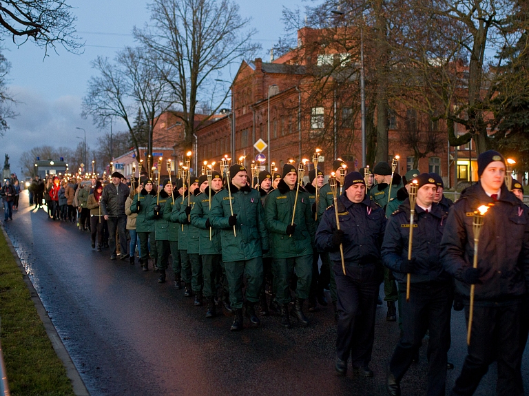 Valsts robežsardzes koledža piedalās Rēzeknes pilsētas lāpu gājienā

