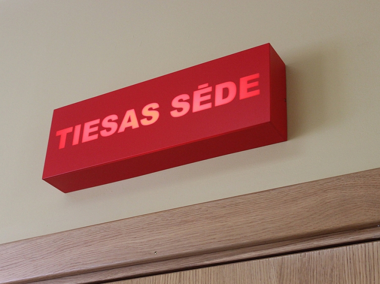 Tiesa apmierina uzņēmumam prasību piedzīt 135 000 eiro no Haralda Šlēgelmilha un viņa tēva vadītās biedrības

