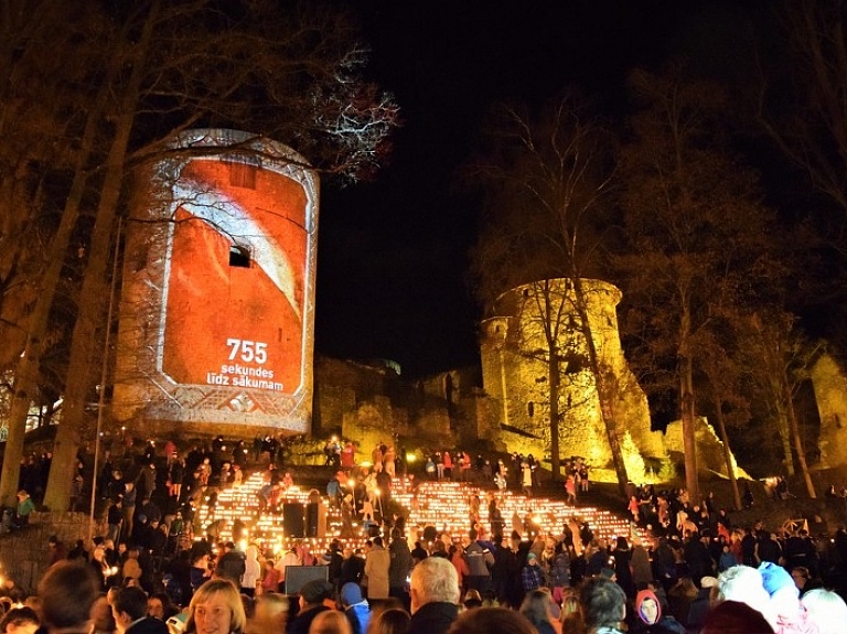 Lāčplēša dienas pasākumus Cēsīs apmeklējuši 10 000 cilvēku

