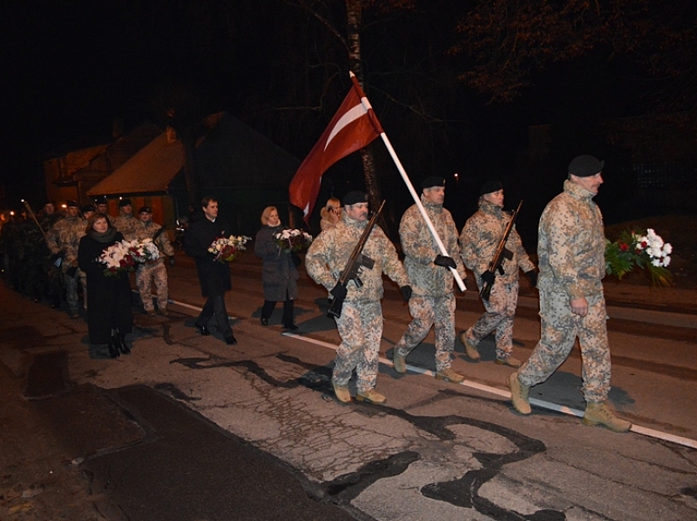 Limbažos svinīgā noskaņā aizvadīta Lāčplēša diena

