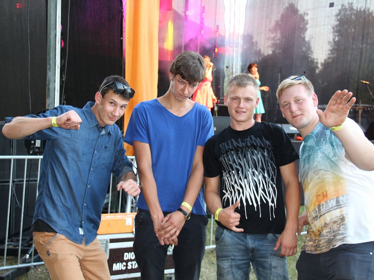 Grupa "Unknown Artist" realizē iegūto balvu izdodot dziesmu

