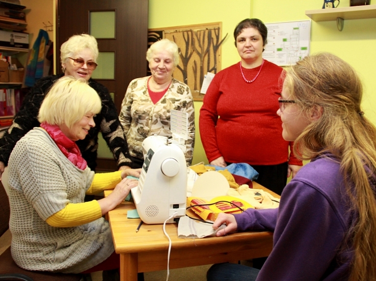 Jaunās šujmašīnas visiem interesentiem pieejamas dienas centrā