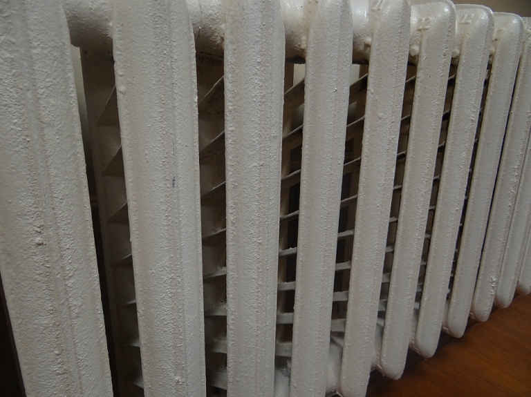 Zemgalē bērns, krītot no gultas, atsities pret radiatoru